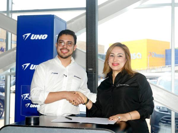 Firmaron el convenio los representantes de UNO y Mercedes-Benz: Eduardo Idiaquez y Jazzania Croasdaile.