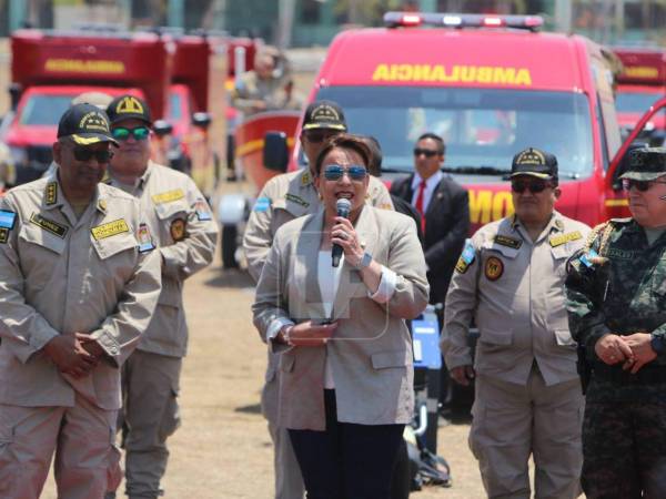 La presidenta Castro pronuncia un discurso durante un evento oficial.