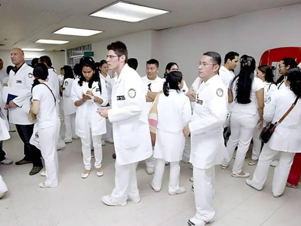 La propuesta académica reduce la duración de la carrera de ocho a siete años.