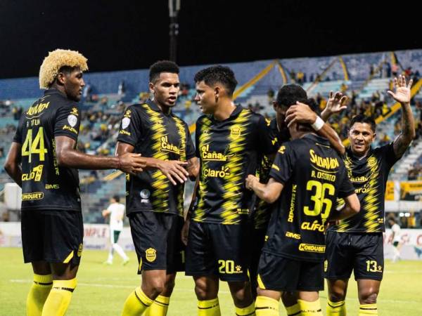 Real España le ganó por goleada al Juticalpa FC y sigue en la pelea por el liderato del Torneo Clausura 2025.