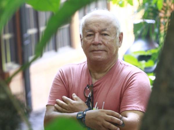 César Milla celebra cinco décadas dedicadas a la pintura y a la representación de la identidad hondureña.