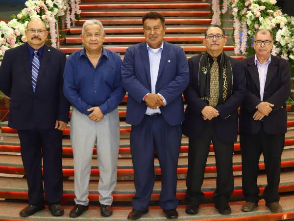 Roberto Palomo (vicepresidente), Luis López (vocal), Wilson Mejía (presidente-director actual del JTR), Héctor Rodríguez (vocal) y Eliseo Vallecillo Reyes (secretario), integrantes del Comité de Centenario de Fundación del JTR.