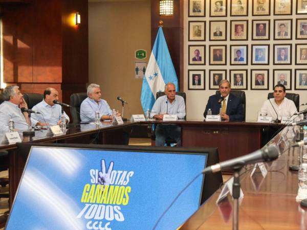 Antes de participar en el conversatorio con empresarios, Nasry Asfura, candidato presidencial del Partido Nacional, sostuvo una reunión con los directivos de la Cámara de Comercio en Industrias de Cortés (CCIC).