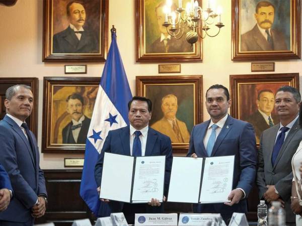 Firmaron el convenio el presidente del Congreso Nacional, Tomás Zambrano, y el titular de la ENAG, Juan Manuel Gálvez.