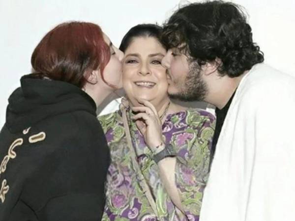La actriz Victoria Ruffo junto a sus gemelos Vicky y Anuar Fayad