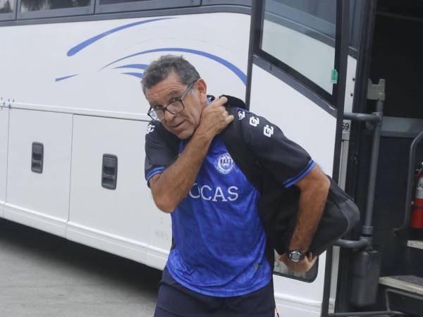 David Patiño, entrenador del Victoria, a su llegada a San Pedro Sula para el partido del repechaje contra el Marathón.