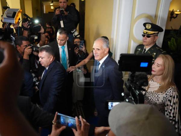 El presidente electo, Nasry Asfura, en la toma de posesión de Juan Diego Zelaya como alcalde capitalino.