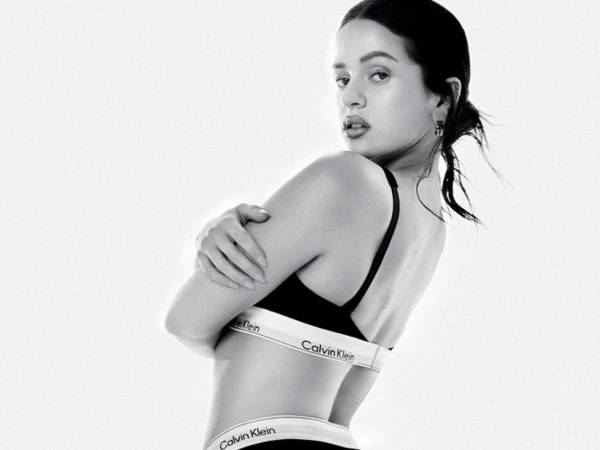 La cantante española Rosalía es la protagonista de la nueva campaña de Calvin Klein, en la que luce piezas clásicas de la icónica colección de ropa interior de la marca, incluidos los sujetadores y bragas de algodón con el característico elástico blanco que la ha convertido en un referente de la lencería.