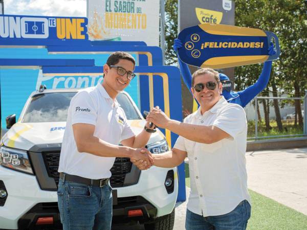 Roberto Banegas, coordinador de Marca de UNO Honduras, entregó en la Estación de Servicio UNO Intibucá las llaves del Nissan Frontier Pro-4X, a Juan Gabriel Sánchez Martínez, el ganador del último vehículo de la promoción.