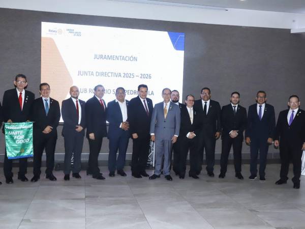 Los miembros de la nueva Junta Directiva posaron tras ser juramentados oficialmente.