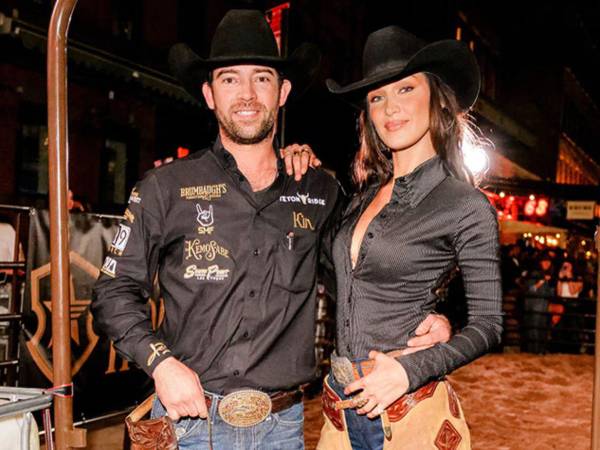 La modelo Bella Hadid y el vaquero profesional Adán Bañuelos rompieron después de dos años de noviazgo, según informaron varios medios.