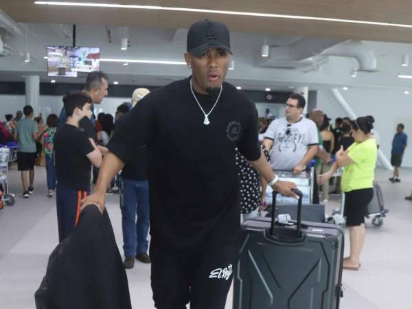 Deybi Flores en el momento de arribar al Aeropuerto Ramón Villeda Morales.