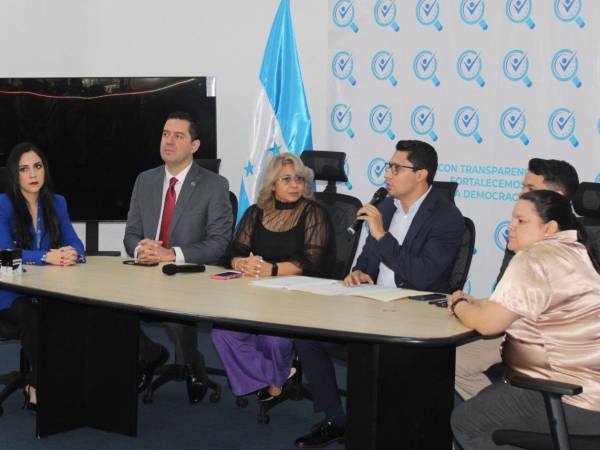 Las asociaciones de la Red por la Defensa de la Democracia denunciaron ayer que no existe transparencia en el manejo de los fondos gestionados por los diputados de Libre.