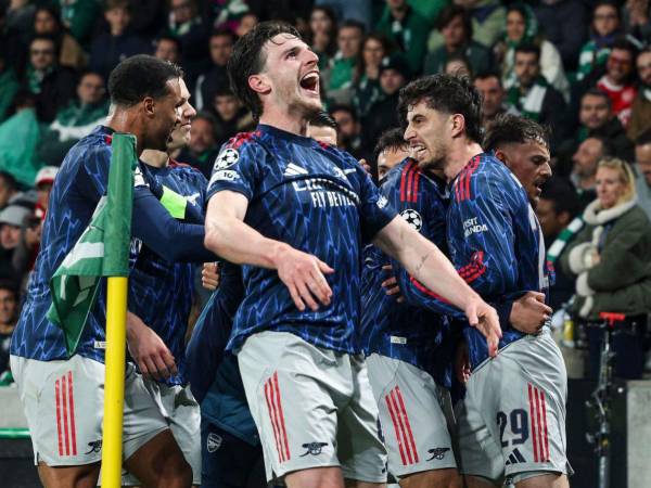 Jugadores del Arsenal celebrando su gol ante el Sporting en la Champions League.
