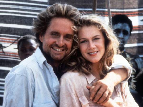 Michael Douglas sorprendió al revelar que mantuvo un romance secreto con Kathleen Turner durante el rodaje de Romancing the Stone (Tras la esmeralda perdida), en 1984. La confesión aparece en sus nuevas memorias, One Helluva Ride, que llegarán a las librerías el próximo 6 de octubre.