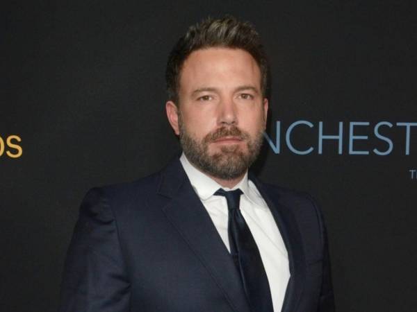 Ben Affleck descubrió que dar consejos amorosos a los hijos adolescentes y adultos jóvenes puede convertirse en un terreno complicado, especialmente cuando ellos conocen de sobra el historial sentimental de su padre. El actor relató entre risas cómo sus hijos aprovechan cualquier oportunidad para ponerlo en aprietos.