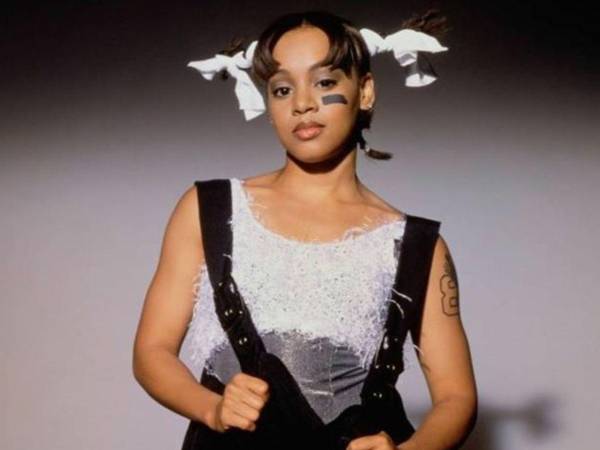 Lisa Lopes fue una de las artistas más influyentes del R&amp;B y el hip-hop de los años 90. Como integrante de TLC, ayudó a transformar la música popular con un estilo innovador que combinó ritmos urbanos, mensajes sociales y una identidad visual que rompió esquemas.