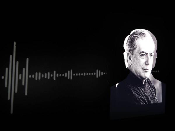 Fotografía de archivo de una muestra de la exposición inmersiva sobre la vida del nobel de Literatura Mario Vargas Llosa, en la Feria Internacional del Libro (FIL) en Lima, Perú.