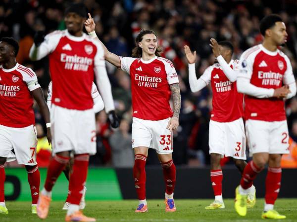 Jugadores del Arsenal celebrando.