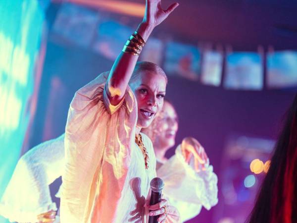 Olga Tañón, ícono de la música tropical y ganadora de múltiples premios Grammy y Billboard.