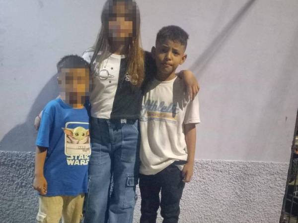 Elvis Eliú, vestido de blanco en la imagen, sigue desaparecido mientras los equipos de rescate continúan la búsqueda.