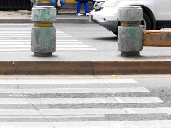 Las autoridades exhortan a los conductores a dar prioridad a los peatones al cruzar la vía, especialmente en los lugares donde no existen puentes peatonales.
