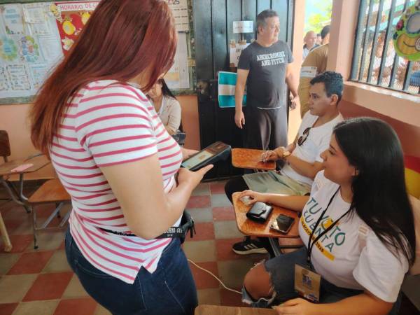 Los pobladores de Comayagua salieron a votar desde tempranas horas de la mañana sin incidentes.