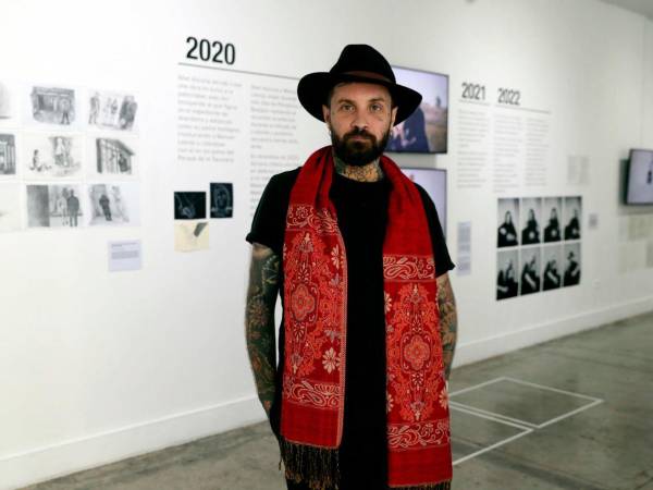 Soy un artista vasco que trabaja con la autobiografía como experiencia y como experiencia performativa y plástica. 'Diarios 1988-2025' es una exposición que básicamente es un recorrido sobre mis experiencias más traumáticas pero convertidas en arte contemporáneo, en performance (actuación) y en formas de entender el cuerpo de forma política, dijo Azcona (37) a EFE mostrando su obra en el CCET.