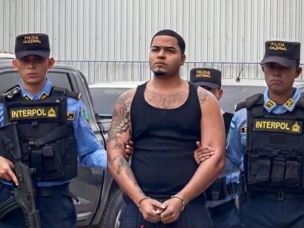 Un estadounidense fue capturado por agentes de la Policía Nacional de Honduras en el puesto fronterizo de Las Manos, en el departamento de El Paraíso. Su captura se dio luego de que las autoridades confirmaran que era buscado internacionalmente por un caso de asesinato y que existe una solicitud de extradición en su contra.