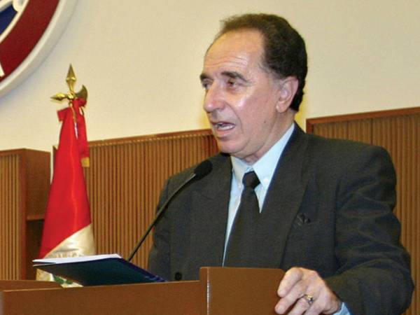 Fotografía de archivo del 14 de diciembre de 2004 del actor peruano Hernán Romero hablando en un evento en el Auditorio de Derecho de la Universidad Católica en Lima (Perú).