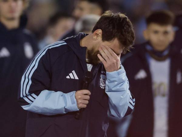 Leo Messi se emocionó por las ovaciones y aplausos de la afición argentina en su despedida.