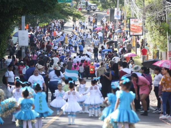 Los centros de educación prebásica desfilan este domingo conmemorando 204 años de Independencia de Honduras.