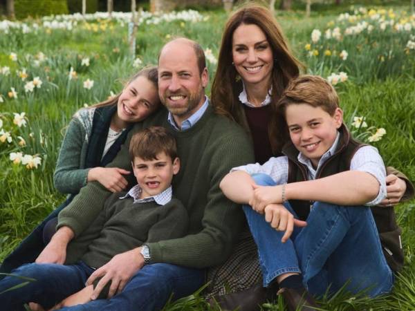 El Príncipe William y a la Princesa de Gales Catherine posan sentados junto a sus hijos el príncipe George, la princesa Charlotte y el príncipe Louis.
