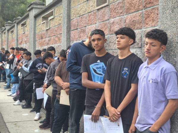 Candidatos a ingresar a la Universidad Pedagógica haciendo fila desde temprano para realizar el proceso de admisión.