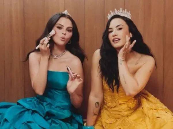 La colaboración, cuyo lanzamiento está previsto para el 28 de octubre, incluye una campaña que recrea poses de la película de Disney Channel Princess Protection Program, estrenada en 2009.