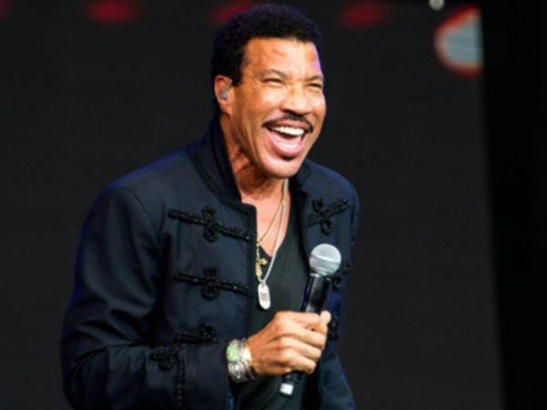 El juez de American Idol ya había interrumpido un concierto en St. Paul, Minnesota, el 24 de junio, tras sentirse indispuesto en el escenario.