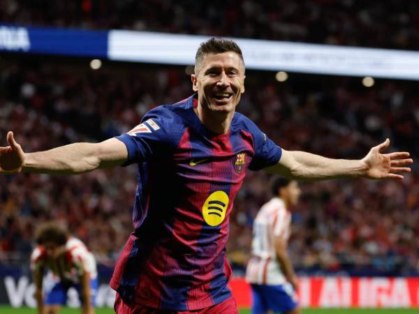 El polaco Lewandowski fue el héroe del Barcelona al marcar el gol de la victoria ante los colchoneros.