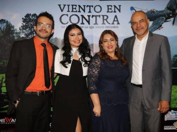 Ayer, la noche capitalina se vistió de acontecimiento con la premier de Viento en contra: la historia en la que todos perdimos. Afuera de Metrocinemas Plaza América, la utilería ya anticipaba a los primeros curiosos de qué trataría la velada, mientras adentro una alfombra roja recibía, uno a uno, a quienes formarían parte de la fotografía oficial del cine hondureño esta semana.