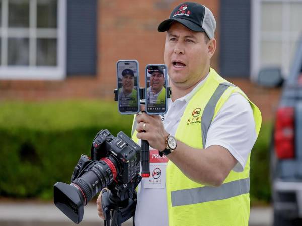 Fotografía de archivo, tomada el pasado 29 de abril, en la que se captó al reportero salvadoreño Mario Guevara, durante un cubrimiento periodístico, en Stone Mountain (Georgia, EE.UU.). EFE