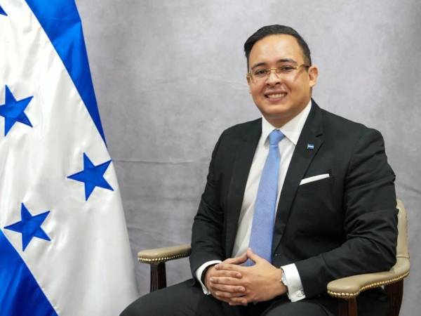 A pesar de su juventud, Fuentes Cálix cuenta con un currículo que incluye una maestría en Gobierno y Administración Pública por la Universidad Complutense de Madrid y otros estudios.