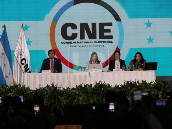 El pleno de consejeros del CNE esta noche en conferencia de prensa.
