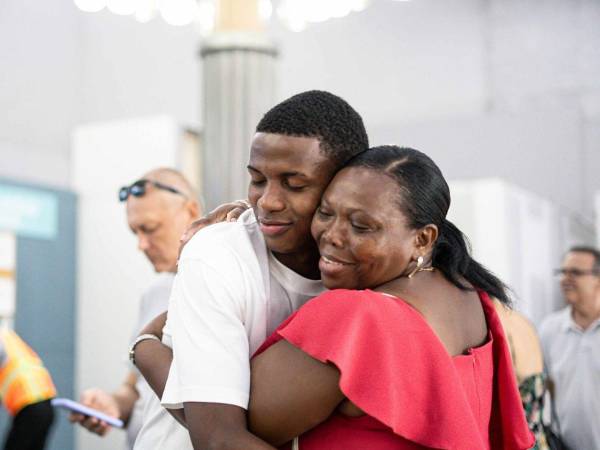 Julián Martínez con su madre antes de abordar el avión.