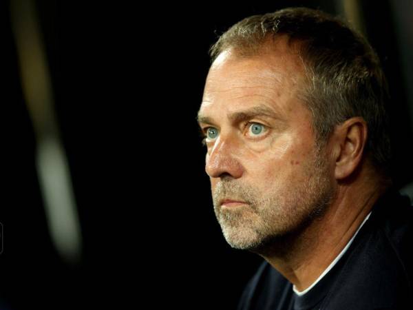 Hansi Flick dirigiendo al FC Barcelona.