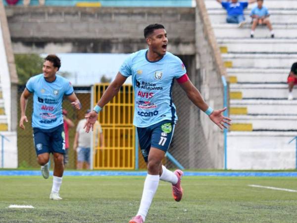Jugadores ddisputando el balón.