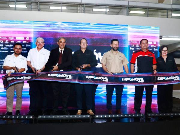 El corte de cinta fue uno de los momentos simbólicos del coctel de inauguración, protagonizado por: Jorge Luis Pérez, representante de Grupo Q; Jose Luis Ramírez, en representación de Yude Canahuati; Karim Qubain, presidente de la Cámara de Comercio e Industrias de Cortés (CCIC); Antonio Larín, presidente de la Asociación Hondureña de Importadores de Vehículos Automotores y Afines (AHDIVA); Juan Carlos Cáceres, de Camiones HINO Honduras; y María Eugenia Fernández, directora Ejecutiva de la AHDIVA.