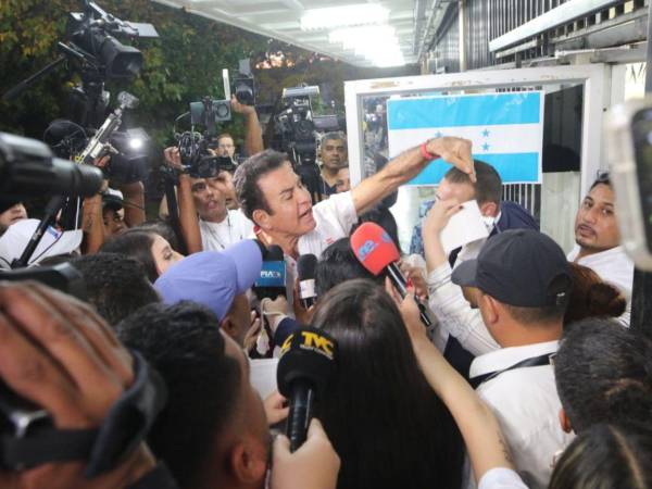 Salvador Nasralla fue recibido entre abucheos y gritos en Unah de San Pedro Sula.