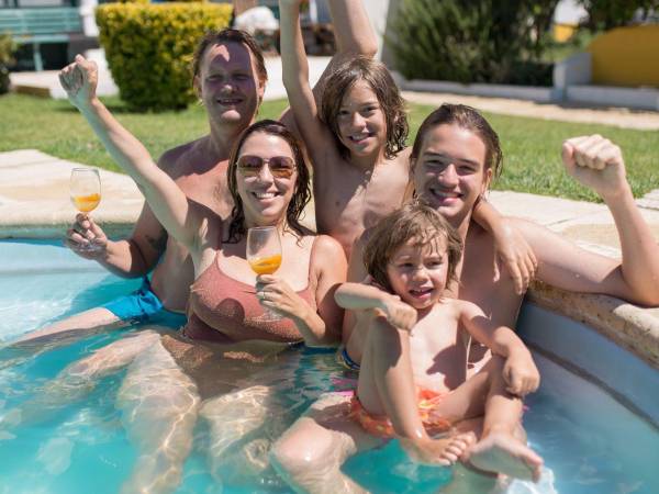 Disfrute sus vacaciones en familia bajo el sol y en el agua pero con todas las medidas necesarias para cuidar su salud.