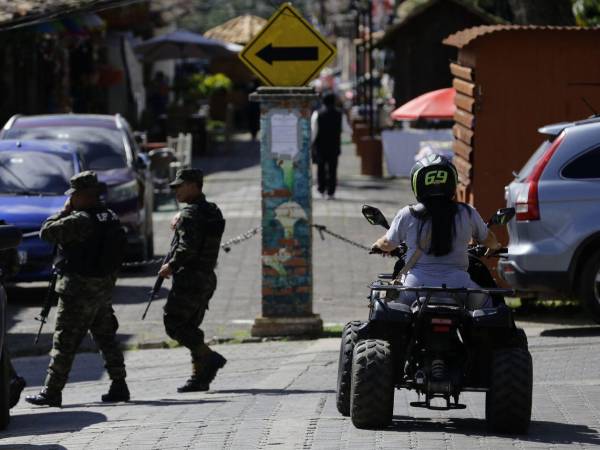 Una mujer se transporta en una moto este sábado, en Valle de los Ángeles (Honduras).