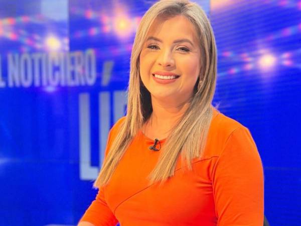 La presentadora hondureña Cristina Rodríguez anunció su retiro de la televisión tras 15 años de trayectoria en el informativo TN5 Estelar de Televicentro. Su decisión responde al interés de enfocarse en proyectos personales, especialmente en su restaurante “Mostaza”, lo que marca un giro en su carrera profesional.