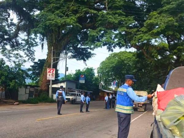 Agentes de tránsito han sido distribuidos en bulevares principales, intersecciones de alto tráfico y accesos a zonas comerciales de la ciudad.